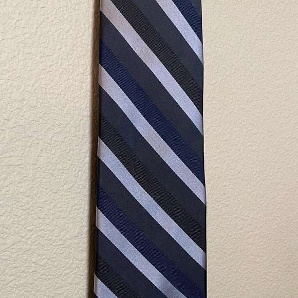 ⭐️Calvin Klein | Striped Blue Silk Tie - Picture 2 of 5